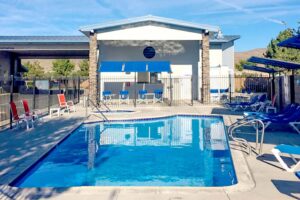 Sparkling outdoor pool and relaxing spa at Sparks Marina RV Park, ideal for leisure and warm-weather enjoyment